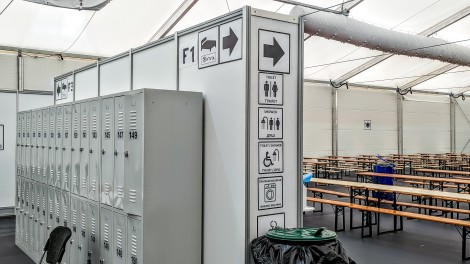 Schließfächer und Beschilderung im Flüchtlingszentrum Berlin Tegel