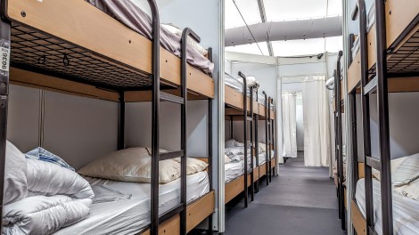 Hochbetten im Flüchtlingszentrum Berlin Tegel
