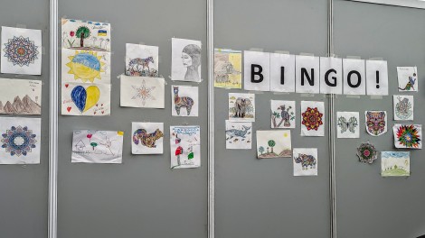 Flüchtlingszentrum von innen: Bingowand 