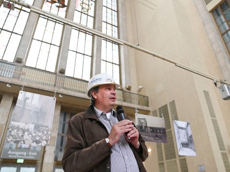 Michael Pfeiffer, der Tourguide, spricht am Eingang Nord.