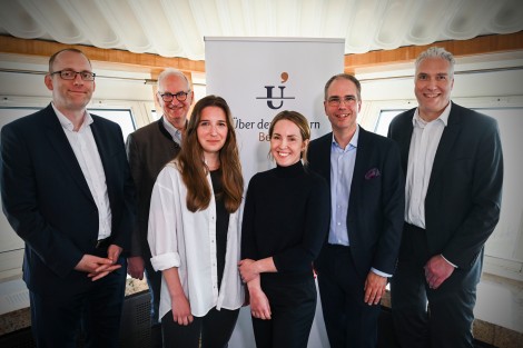 v.l. Gerrit Buchhorn (DEHOGA Berlin), Prinz zu Salm-Salm (Ehrenpräsident des VDP), Jessica Hanack (Berliner Morgenpost), Jessica Holzbach, Patrick Möller un(Wall) d Dirk Hoffmann (Messe Berlin)