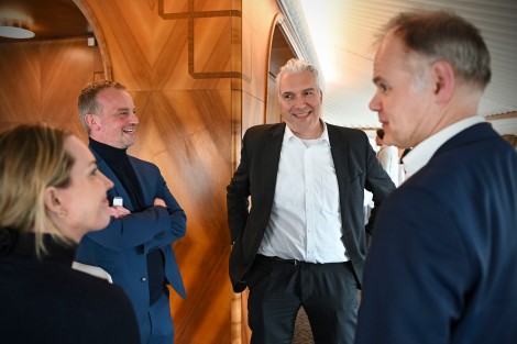 v.l. Emanuel Höger (Bereichsleitung Messe Berlin Communication) und Dirk Hoffmann (Geschäftsführer Messe Berlin) im Gespräch mit den FinTech-Experten