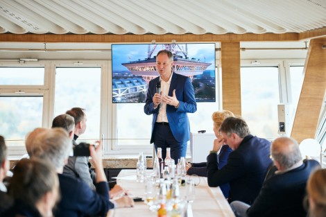 Dr. Mario Tobias bei der Präsentation.