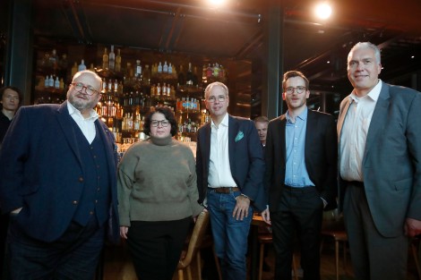 Nils Busch-Petersen, Bella Zchwiraschwili, Patrick Möller, Dominik Bath, Dirk Hoffmann stehen nebeneinander vor einem dunklen Hintergrund