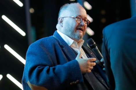 Nils Busch-Petersen spricht in ein Mikrofon 