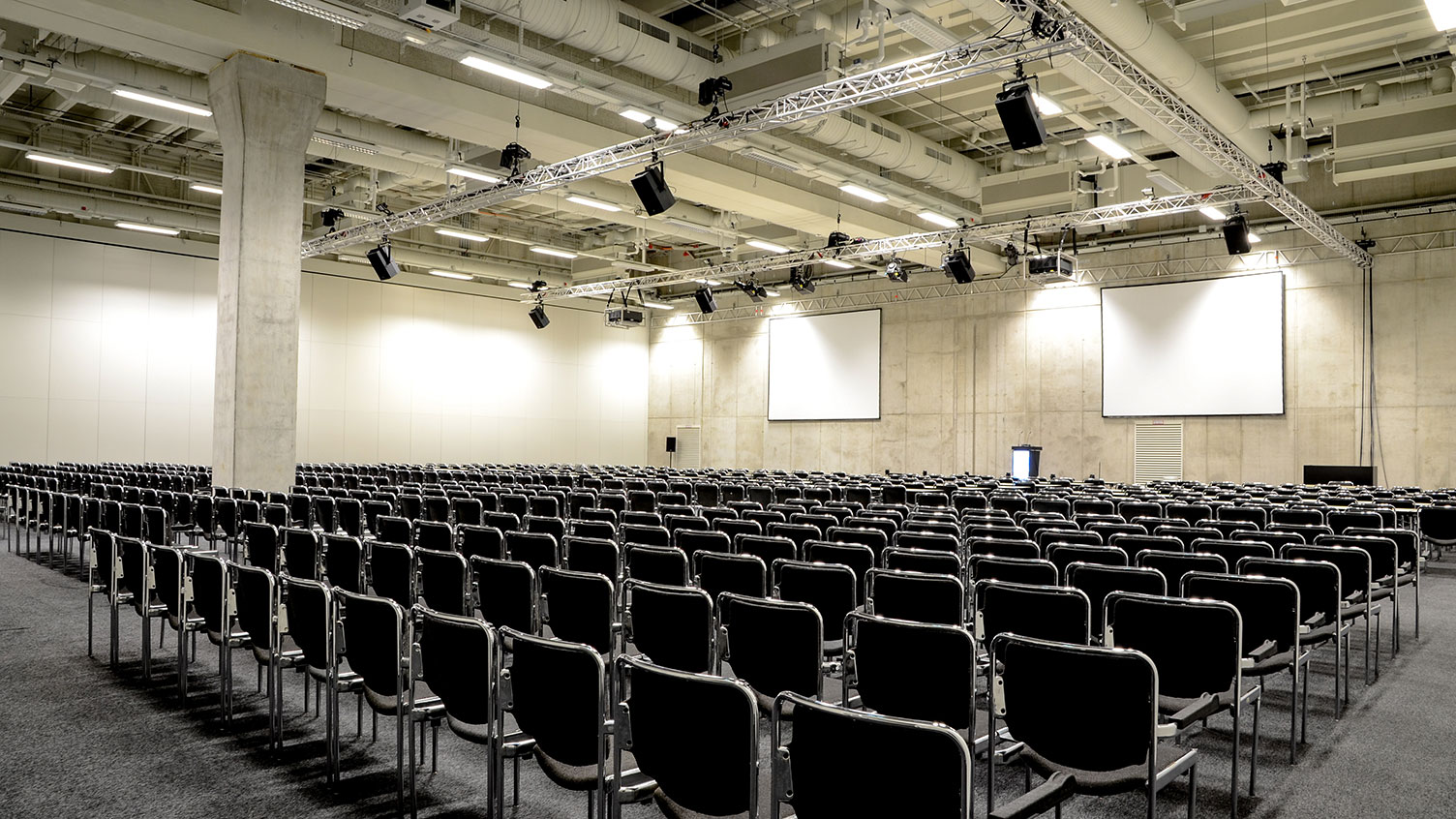 Lecture hall A, row seating with two projection screens